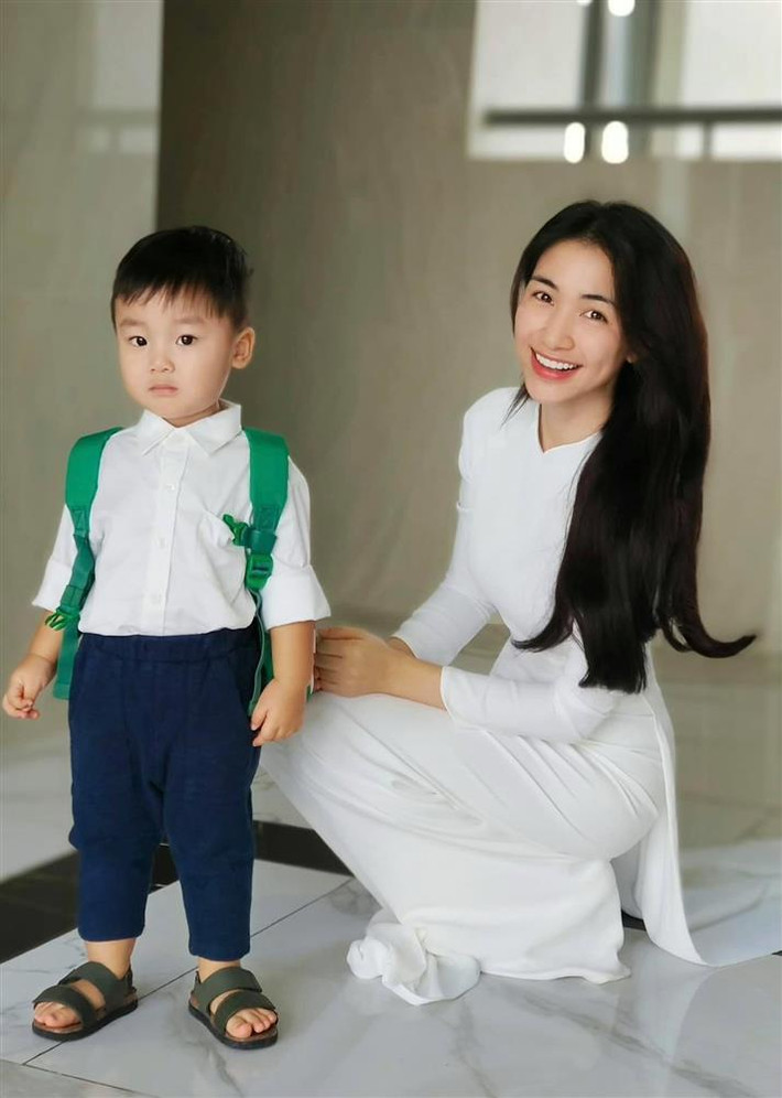 Bo chuẩn "học sinh nghiêm túc" với combo quần xanh - áo trắng - dép quai hậu.