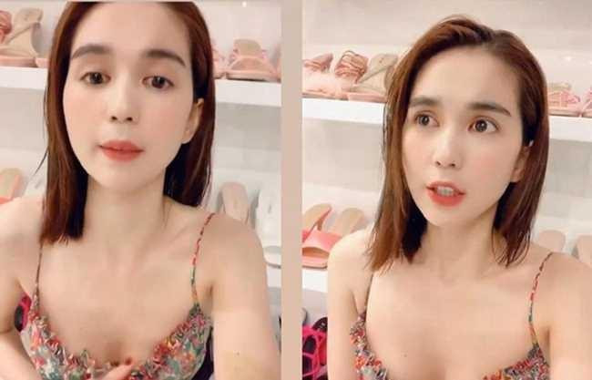 Dù kiểu váy ngủ hai dây với chất liệu mỏng dễ khiến chủ nhân gặp trường hợp hớ hênh nhưng Ngọc Trinh lại rất chuộng phong cách này. Người đẹp từng phải liên tục lấy tay che ngực khi diện váy hai dây để livestream.