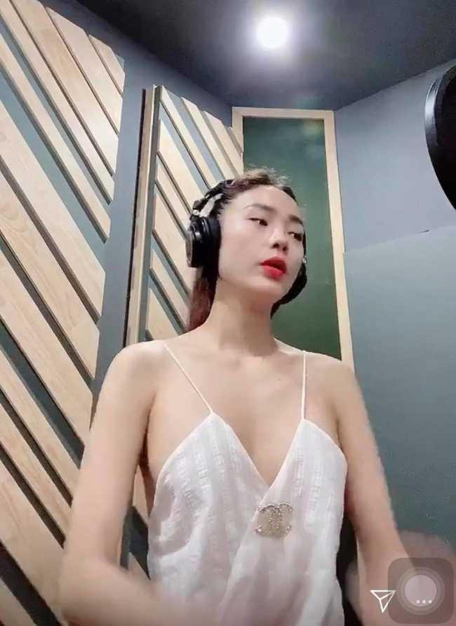 Để không gây phản cảm, Minh Hằng nhanh chóng ôm lấy chú gấu bông trước ngực.