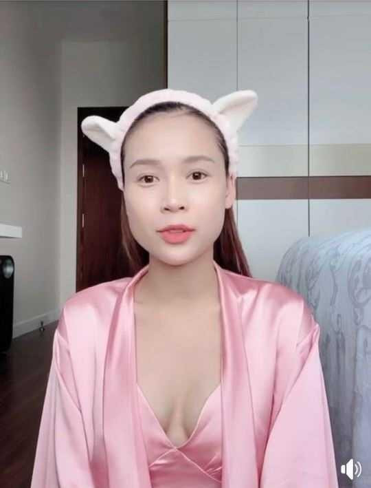 Nổi tiếng với hình tượng trong sáng, dễ thương của Vbiz nhưng không ít lần Sam khiến khán giả bất ngờ vì váy áo quá gợi cảm. Trên sóng livestream, cô mặc váy ngủ với phần cổ khoét sâu để lộ vòng 1 gợi cảm. Là một tín đồ của màu hồng nên cô lên đồ hồng từ váy ngủ tới áo khoác ngoài hay bờm tóc cùng 1 màu. Chiếc váy ngủ với cổ áo trễ khoe thềm ngực lấp ló của Sam khi livestream. Trang phục bị một số người xem đánh giá quá gợi cảm.
