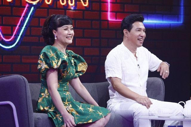 Dù mặc suit hay thay trang phục áo phông, quần dài thoải mái, kiểu tóc dày dặn và "vào nếp" của anh vẫn chiếm trọn spotlight. Vốn quen với một Quang Thắng thường ngày ăn vận đơn giản, xuề xòa cùng mái đầu "thưa tóc" chẳng vuốt keo tạo kiểu bao giờ, vậy nên diện mạo mới của anh khiến netizen cảm thấy ngỡ ngàng.
