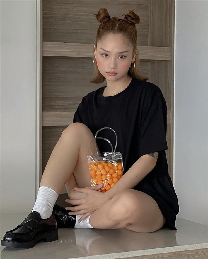 Bên cạnh đó, cô cũng khéo tận dụng các mẫu áo T-shirt đen dáng rộng để mang lại sự thoải mái khi ở nhà.