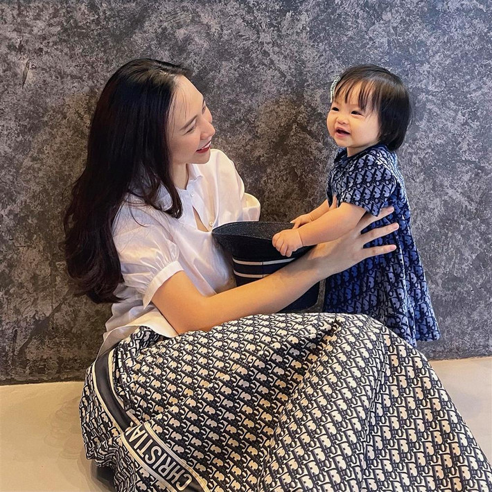 Hoá ra khi trưởng thành, Đàm Thu Trang có các nét mặt gọn gàng hơn nên Suchin mới bớt giống mẹ.