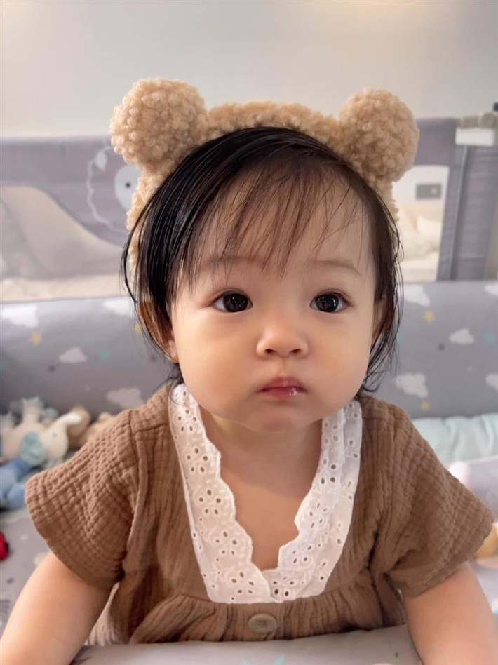 "Sinh ra ở vạch đích", Suchin - con gái Đàm Thu Trang có cuộc sống mà không phải nhóc tì nào cũng có được nhưng vẫn được bố mẹ nuôi dưỡng có kỷ luật, không được quá cưng chiều mà hòa hợp với cuộc sống xung quanh. Cách đây không lâu Cường Đô La nhận một chú cún bị bỏ rơi, mang về cho Suchin và Subeo chăm sóc.