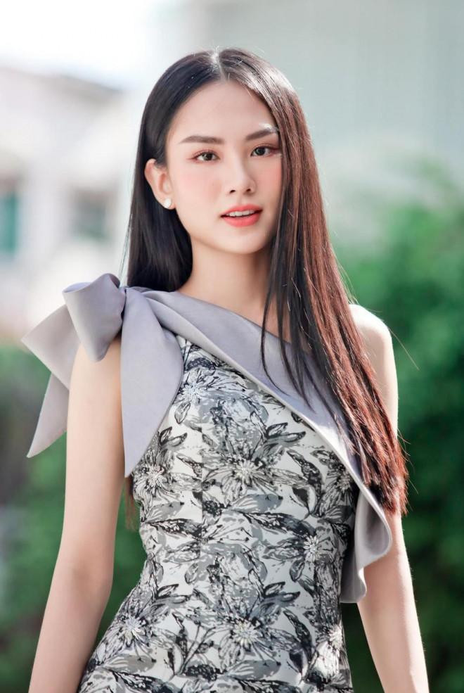 Được biết, mỹ nhân được chồng cũ Lệ Quyên khoe trên MXH là Huỳnh Nguyễn Mai Phương, sinh năm 1999 tại Đồng Nai, kém anh 24 tuổi. Mai Phương sở hữu nhan sắc ngọt ngào, chiều cao 1m70 và số đo 3 vòng 82 - 63 - 92.