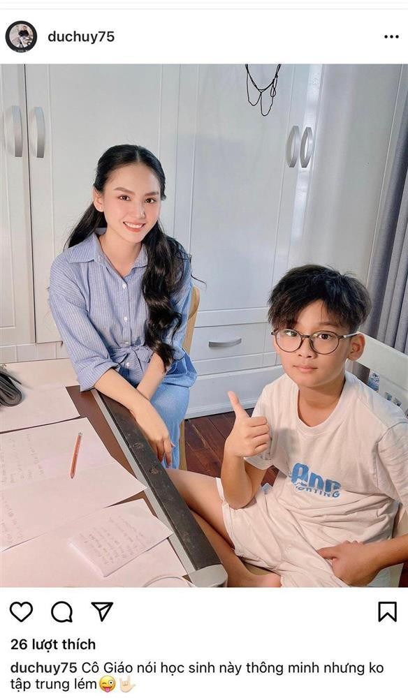 br/>Chiều 21/10, doanh nhân Đức Huy đăng tải hình ảnh con trai - bé Bo - bên cô giáo xinh đẹp. Sự xuất hiện của cô gái trẻ trong bức ảnh của Đức Huy khiến dân mạng đặt dấu hỏi về mối quan hệ của cả hai. Thậm chí, dân mạng còn bán tín bán nghi đây là tình mới của chồng cũ Lệ Quyên.