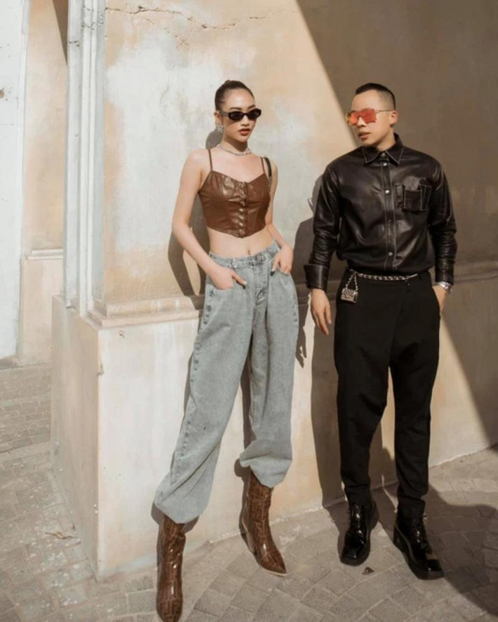 Trong showbiz, về khoản chỉnh sửa, "nặn bóp" ảnh luôn không thể vắng cái tên Vũ Khắc Tiệp vì số lần anh bị soi photoshop lố và có phần non tay là không đếm xuể. Việc kéo dài chân quá đà khiến tổng thể bức hình trở nên mất cân đối, thậm chí khiến người xem không thể nhịn cười.