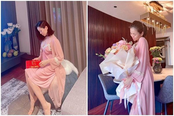 Thậm chí, đồ ngủ với váy hai dây và áo choàng sexy cũng là sắc hồng pastel dịu ngọt mới chịu!