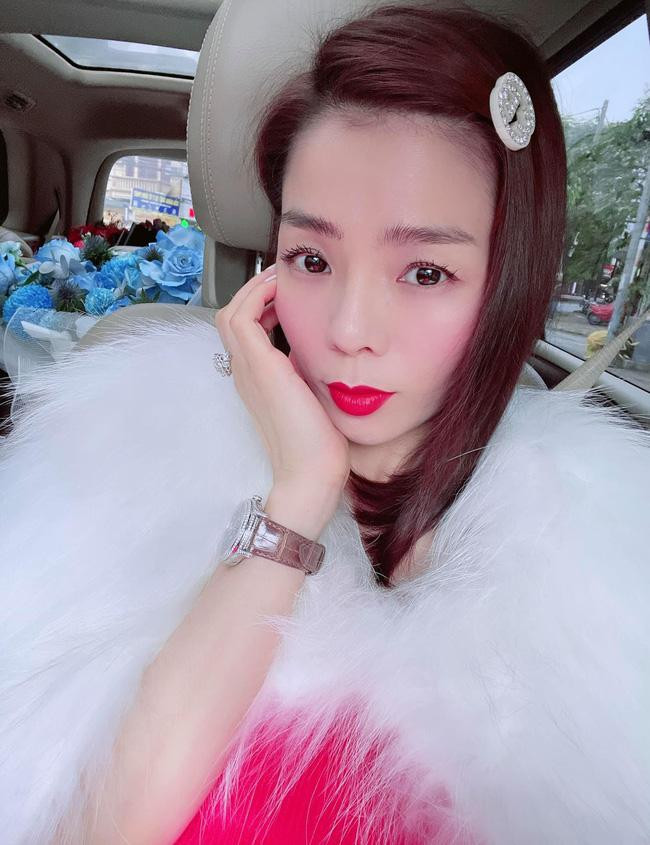 Cách trang điểm như đi diễn tuồng + kiểu pose dáng chống cằm của Lệ Quyên cũng bị cho là khá "fail" vì không thể sến hơn. Để "ton sur ton" với set đồ chói lóa, người đẹp có lẽ đã đánh má, tô môi hơi quá tay.