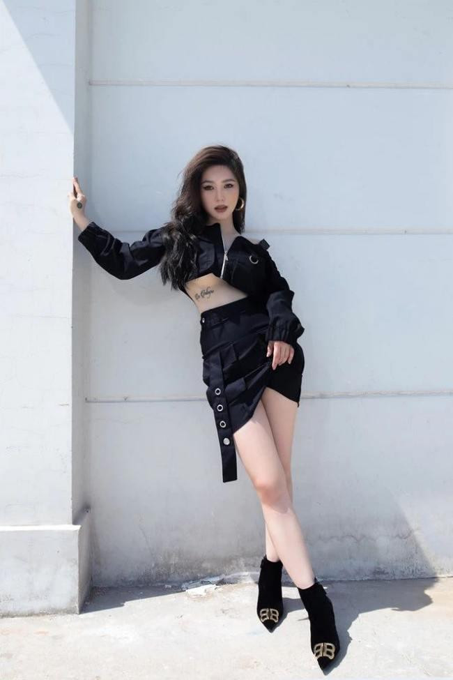 Dù nhìn chung vẫn bé bỏng nhưng khi lên hình thì tỷ lệ cơ thể chắc chắn sẽ đẹp hơn với cách kết hợp này.