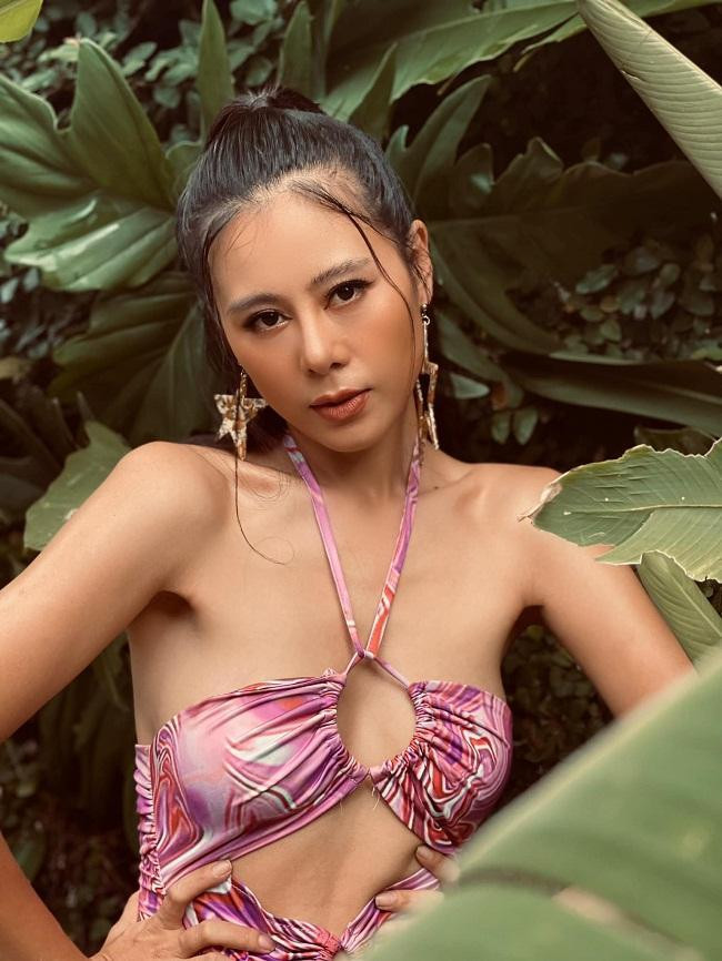 Trong giới hài, Nam Thư cũng được xem là mỹ nhân, hình thể chuẩn bậc nhất, thậm chí được khen nóng bỏng không kém cạnh hoa hậu.