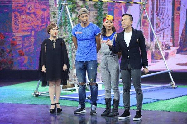 hiều cao "3 mét bẻ đôi" của Việt Hương có lẽ đang nằm trong top những nghệ sĩ có chiều cao khiêm tốn.