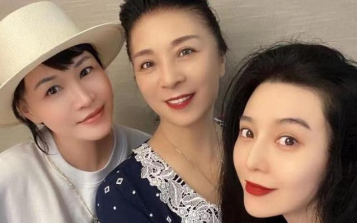 br/> Mới đây, trên mạng xã hội vừa tràn lan hình ảnh mới nhất của Phạm Băng Băng khi cô chụp cùng với mẹ đẻ - bà Trương Truyền Mỹ. Ở tuổi U70, mẹ của Phạm Băng Băng vẫn giữ được diện mạo trẻ trung cùng thần thái lấn át cả cô con gái nổi tiếng. Chẳng cần cầu kì, bà để tóc búi cao gọn gàng lộ gương mặt nét nào ra nét đấy. Với diện mạo này, chẳng ai nghĩ rằng mẹ đẻ của nữ minh tinh năm nay đã 66 tuổi.