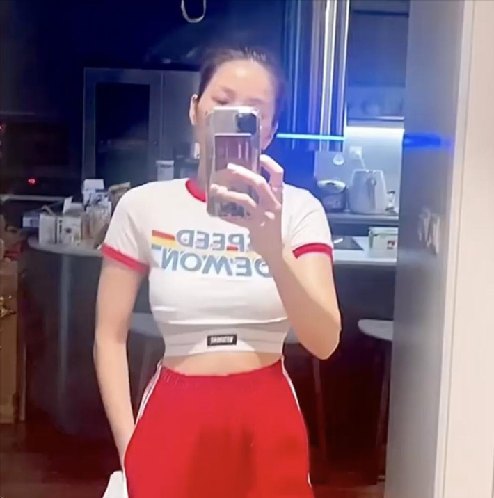Muốn hở nhưng lại sợ bạo, ca sĩ Lệ Quyên mặc chiếc sport bra kiểu kín kín hở hở trông khá "nửa mùa" như các bà cô sợ mặc hở vậy.