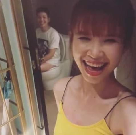 Khởi My khá thoải mái trong việc đăng những bức ảnh này lên mạng xã hội.