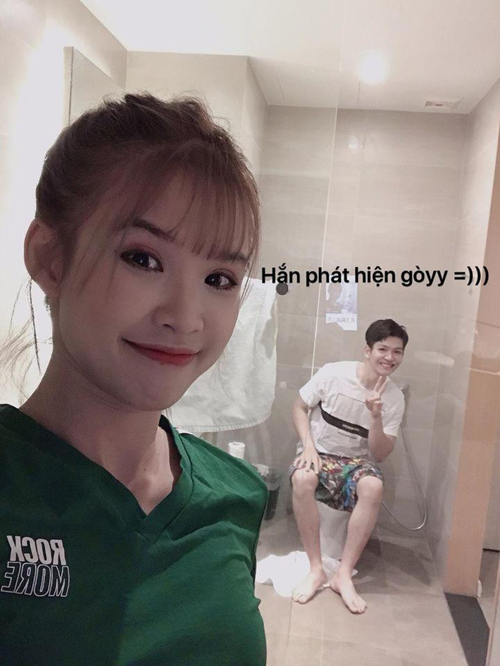 Đến khi phát hiện bị chụp lén "dìm hàng", chàng ca sĩ cũng tạo dáng xì tin nhập cuộc.