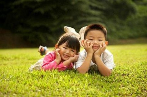 Con cái cũng giống như trải lá. Dù cành, lá có sung túc đến đâu thì gốc cũng đều bén rễ trên một mảnh đất. Con cái sẽ dạy chúng ta: Thế nào là tình yêu vô điều kiện và sự hy sinh vô điều kiện?.
