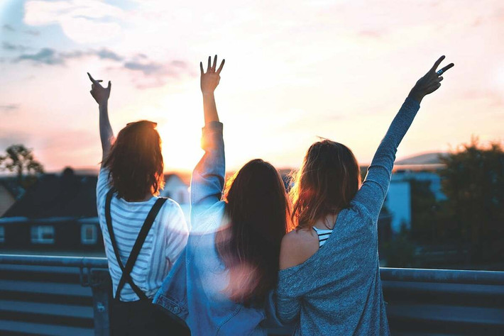 5. Bạn bè. Nếu muốn biết tính cách, hiểu rõ một người thì hãy tiếp xúc và tìm hiểu người bạn thân thiết xung quanh họ. Bởi trước mặt bạn bè thì chẳng có ai sống giả vờ cả. Họ giúp đỡ nhau khi ra ngoài và hỗ trợ nhau khi gặp khó khăn.