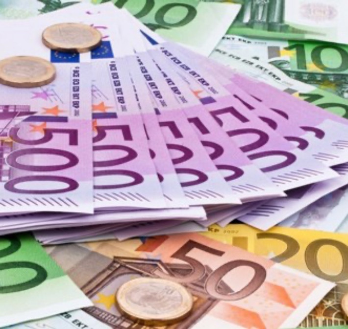 Phương pháp còn lại yêu cầu khoản đầu tư tối thiểu 300.000 Euro (khoảng 7,4 tỷ đồng) vào bất động sản. Sau đó các nhà đầu tư sẽ được cấp visa trong vòng 2 tháng cho cả gia đình.