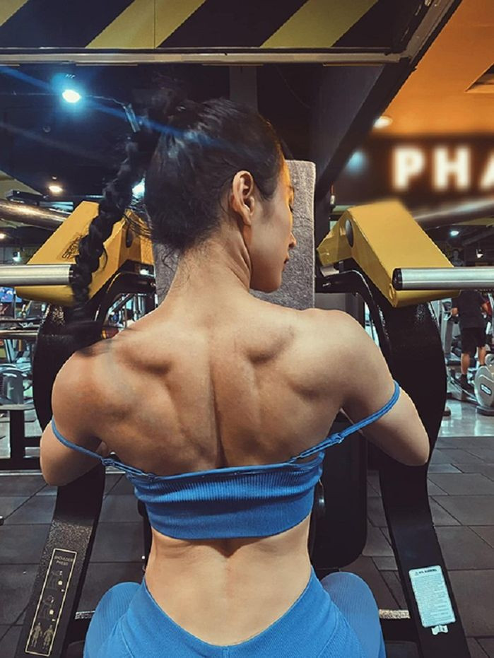 Mới đây Angela Phương Trinh đã khiến dân tình không khỏi ngỡ ngàng với màn thay đổi vóc dáng một cách ngoạn mục. Theo đó, trên trang cá nhân, nữ diễn viên đã chia sẻ hình ảnh khoe tấm lưng săn chắc, nổi cơ như lực sĩ.