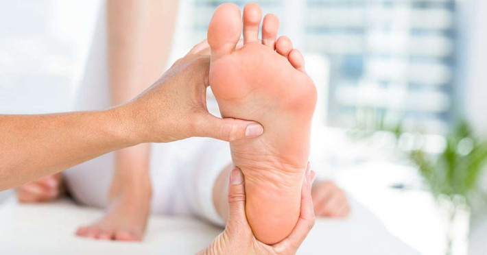 Gót bàn chân mịn màng và phẳng. Một người phụ nữ nếu sở hữu gót bàn chân hồng hào, phẳng mịn thường là người cố mệnh may mắn, cuộc sống vô cùng thuận lợi cuộc sống vô cùng hạnh phúc viên mãn.