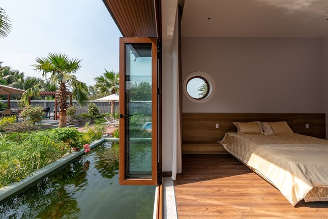 Điểm nhấn của thiết kế phải kể đến là phòng ngủ master được tổ chức bố trí một phần nổi trên mặt nước của hồ cá Koi tạo ra cảm giác thư thái mát mẻ như ngủ trong các phòng của khu resort.