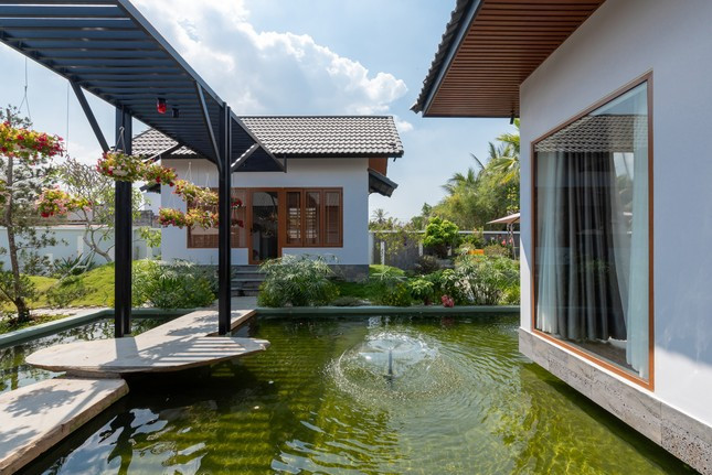 Với thiết kế mái ngói truyền thống, công trình đã thực sự hòa nhập với bối cảnh xung quanh, nhưng vẫn đủ nổi bật với tông màu xám trẻ trung và năng động.