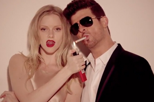Nam ca sĩ điển trai Robin Thicke chẳng ngại ngần khoe chiến tích hút cần sa của mình với tạp chí The Sun sau khi bị bắt vì tội tang trữ ma túy năm 2012. “Tôi hút cần sa. Tôi làm mọi thứ mà mọi người cho là không được. Cần sa là cái nương tựa, là nàng thơ của tôi. Mỗi tháng tôi chi 500.000 USD (hơn 10 tỷ đồng) để mua cần sa”.