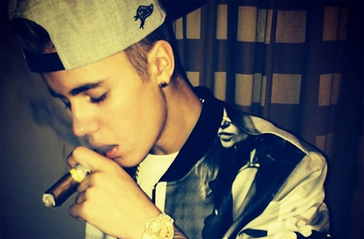 Justin Bieber từng nhiều lần bị chộp cảnh hút ma túy với bạn bè và nam ca sĩ người Canada được cho là tiêu khá nhiều cho thú chơi vô bổ này. Theo Daily Mail, mỗi tháng, nam ca sĩ 20 tuổi bỏ ra 32.000 USD (gần 700 triệu đồng) để mua Xanax, Ambien, những loại ma túy tổng hợp. Ngoài tiền mua ma túy, mỗi tháng Justin còn tốn 1 triệu USD cho các buổi tiệc tùng, kỳ nghỉ xa hoa.