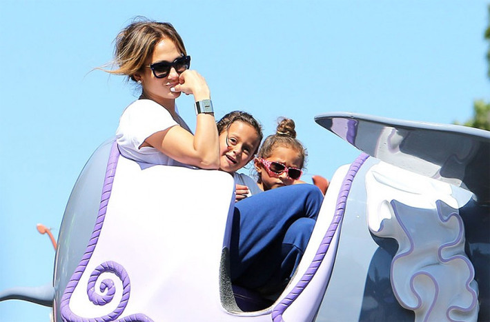 Hai bé sinh đôi Emme và Max Anthony, con trai của ngôi sao ca nhạc Jennifer Lopez và Marc Anthony được bố mẹ tổ chức bữa tiệc chào mừng ngày hai bé chào đời “Chào đón tới thế giới” trị giá 200.000 USD. Hôm đó hai bé được mặc hai bộ quần áo thiết kế, rồi còn được tặng hai cái lúc lắc bằng kim cương và khách dự sinh nhật toàn là các ngôi sao thế giới như Elton John, David – Victoria Beckham, Eva Longoria.