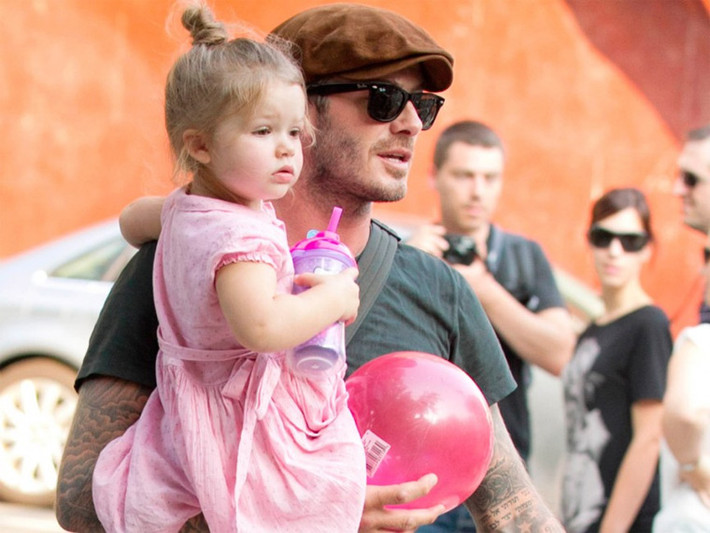 Món quà có giá trị nhất mà cô công chúa út Harper Beckham nhận được từ bố David và mẹ Victoria là một bức tranh mang tên “Con gái của bố”, giá tới 1 triệu USD. Bức tranh vẽ hình trái tim màu hồng lớn và rất nhiều bướm bay xung quanh được tặng cho Harper nhân dịp cô bé tròn 1 tuổi.