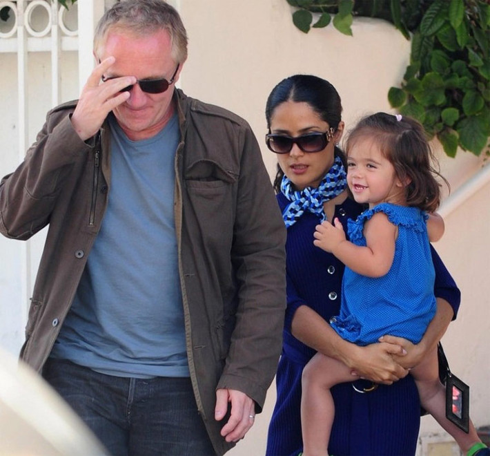 Cô bé Valentina Pinault, 6 tuổi, con của nữ diễn viên Selma Heyak và tỷ phú người Pháp Francois Henri Pinault đã được bố sắm cho một lâu đài trị giá 12 triệu USD ở Los Angeles. Chỉ riêng phí trông coi, duy trì căn nhà mỗi tháng cũng tốn mất 50.000 USD. Nhưng ngần đó chẳng thấm vào đâu so với tài sản hơn 15 tỷ USD của ông Pinault.