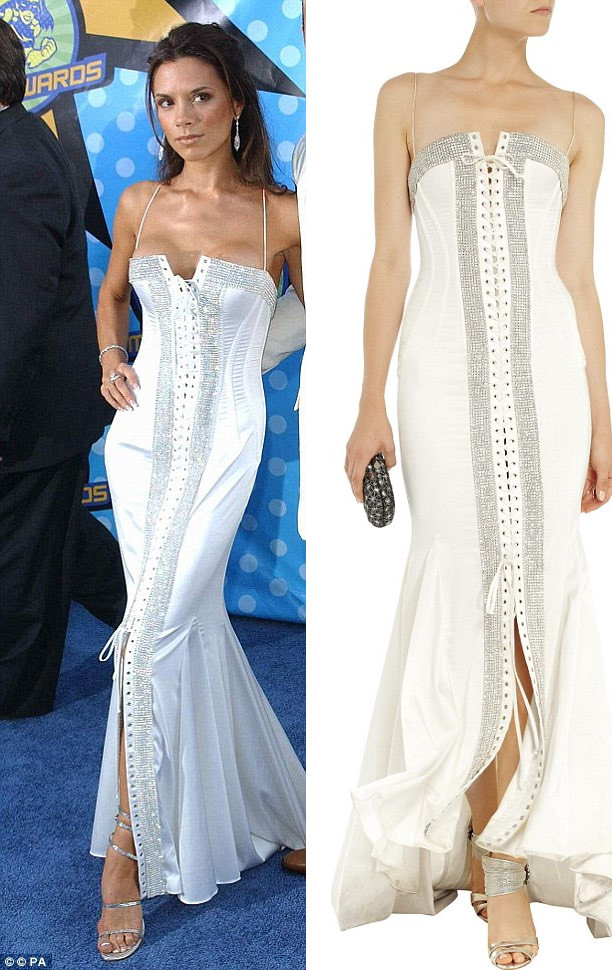 Vic mặc chiếc váy đính rất nhiều pha lê của Dolce & Gabbana tới dự lễ trao giải MTV Video Music Awards 2003 ở Los Angeles.