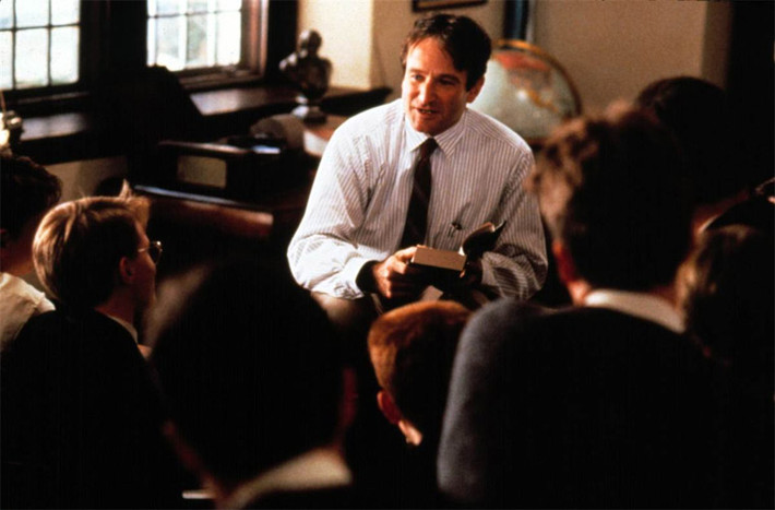 Vai giáo sư John Keating trong phim "Dead Poets Society" (Câu lạc bộ thi ca). Chuyện phim lấy bối cảnh tại trường Welton Vermont - một trong những trường phổ thông dành cho nam sinh nổi tiếng với 4 nguyên tắc vàng: truyền thống, danh dự, kỷ luật và chất lượng, thế nên phương pháp dạy học ở đây khá cổ điển và cứng nhắc. John Keating, một giáo viên tiếng Anh có tư tưởng cấp tiến, được nhận vào dạy tại Welton. Để thử thách anh, hiệu trưởng Nolan phân công anh chủ nhiệm một lớp có nhiều học sinh ngỗ nghịch nhất trường.