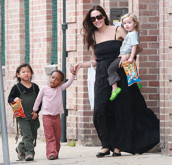Angelina Jolie dẫn ba con Shiloh, Maddox và Pax đi mua sắm ở New Orleans, Los Angeles.