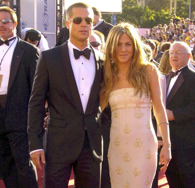 Tháng 9/2004, Brad vẫn dắt tay Jennifer Aniston tới dự lễ trao giải Emmy dù tin đồn cuộc hôn nhân của họ chuẩn bị tới hồi kết đang râm ran. Tháng 1/2005, hai người tuyên bố chia tay.