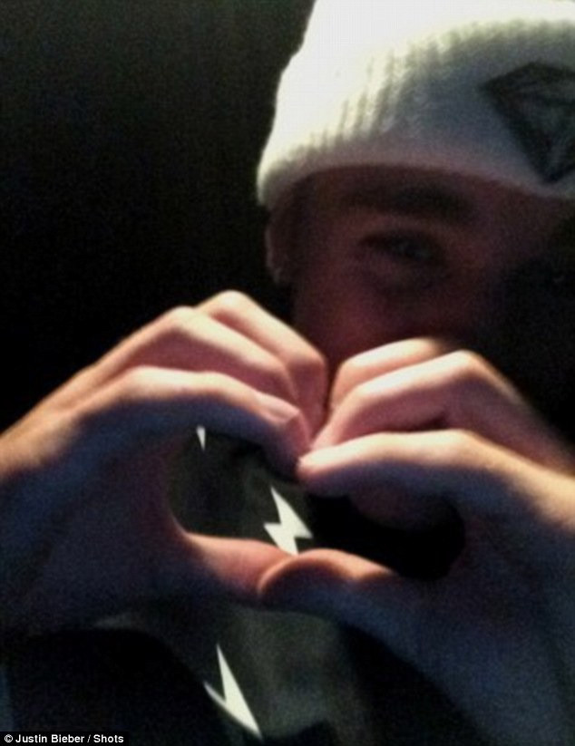 Rồi anh chàng Justin còn thừa nhận tình yêu của mình với nữ ca sĩ "Come & Get It" bằng một bức hình chụp cảnh anh khum tay hình trái tim.