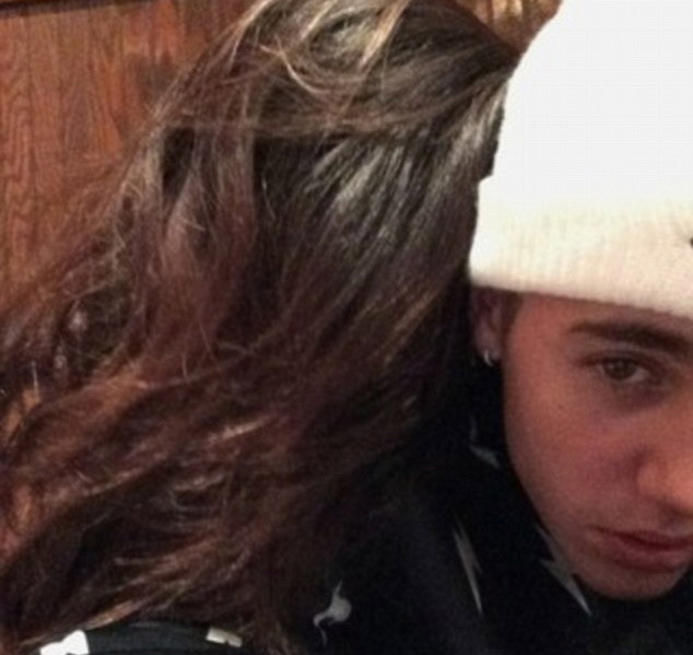Một bức hình Justin khoe trên mạng xã hội. Trong ảnh Selena Gomez tựa vào vai người yêu, quay đầu lại phía ống kính.