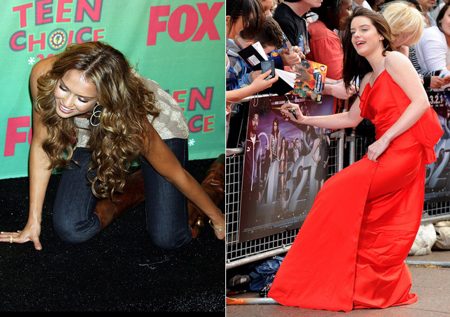 Jessica Alba vẫn tươi cười dù bị ngã đau trên thảm đỏ sự kiện Teen Choice Awards. năm 2006 (trái). Michelle Ryan khụy ngã vì vấy váy khi lại gần ký tặng fan.