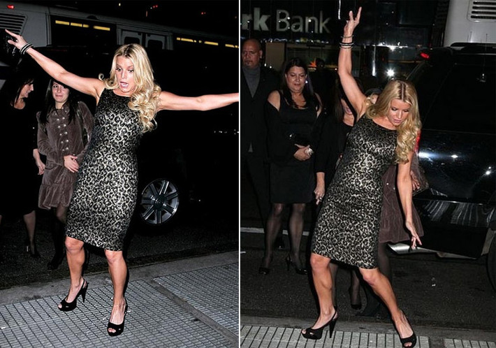 Jessica Simpson cố gắng giữ thăng bằng trên đôi giày cao gót khi tới dự lễ trao giải hàng năm ACE lần thứ 11..