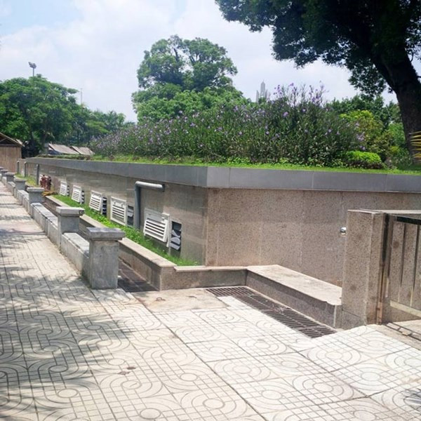 Nhà vệ sinh được xây dựng nổi 1,2m trên mặt đất và phần chìm là 4m, thuộc Dự án khu trưng bày ngoài trời của Bảo tàng Văn hóa các dân tộc Việt Nam.