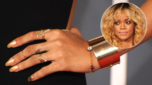 Rihanna chi 5.000 USD (hơn 100 triệu đồng) để có bộ móng tay lấp lánh những hạt vàng 24k, xuất hiện trên thảm đỏ Grammy 2012.