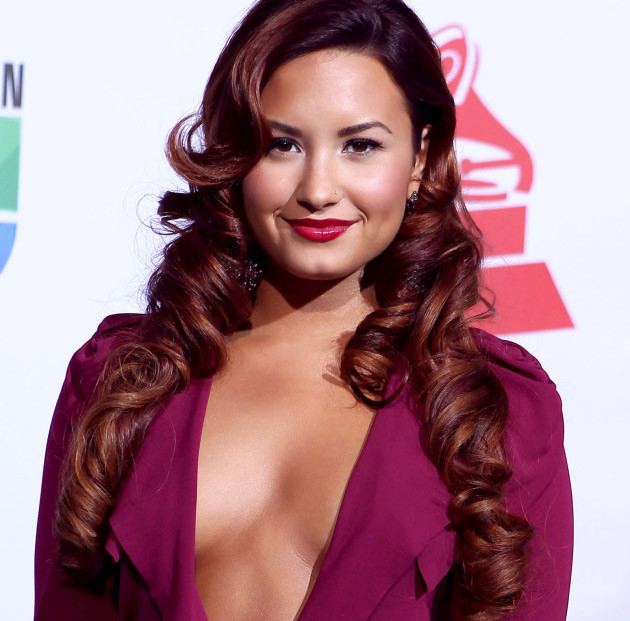 Sau một thời gian phải vào trại cai nghiện năm 2010, Demi Lovato thẳng thắn cô đã phải vào trung tâm để điều trị chứng lo lắng, rối loạn lưỡng cực, chứng háu ăn. “Có thời điểm khi tôi vui buồn thất thường, tôi viết liền 7 bài hát chỉ trong một đêm và thức luôn đến 5h30 sáng hôm sau”. Nhưng khi buồn, lo lắng, cô ca sĩ lại tự cắt cứa vào cơ thể mình. Sau nhiều lần phủ nhận, cuối cùng Demi Lovato cũng đã lên tiếng thừa nhận mình từng dùng ma túy để vượt qua cảm giác cô đơn và trầm cảm.