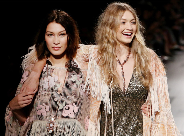 Gigi và Bella Hadid: Được coi là con nhà nòi khi có mẹ là cựu siêu mẫu Yolanda Hadid, cặp chị em Gigi và Bella nhanh chóng gặt hái thành công và danh tiếng trong làng thời trang. Ngoài sự nghiệp riêng nổi bật, hai chị em từng nhiều lần xuất hiện cùng nhau trên trang bìa tạp chí, sải bước trên những sàn diễn lớn nhất, là gương mặt đại diện cho các nhãn hàng xa xỉ. “Tôi cảm thấy mình may mắn khi có một mái ấm gia đình trong môi trường làm việc của mình. Chúng tôi là những người hâm mộ lớn nhất của nhau", Gigi nói về em gái trong cuộc phỏng vấn cho V Magazine vào năm 2018.