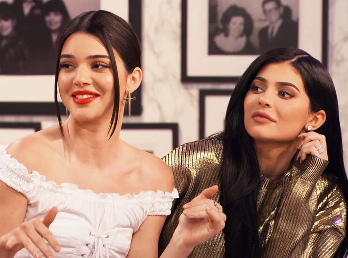 Kendall và Kylie Jenner: Khi tham gia show truyền hình thực tế của gia đình, Hai chị em cùng mẹ khác cha với Kim, Kendall và Kylie, mới chỉ là những cô bé. Hiện tại, độ nổi tiếng của cả hai đứng đầu cả gia đình. Hai chị em phát triển sự nghiệp riêng của mình theo 2 hướng khác nhau. Kendall Jenner được biết đến với danh hiệu siêu mẫu có thu nhập hàng đầu hiện nay. Còn Kylie từ danh xưng "hot girl số 1 Hollywood" giờ là doanh nhân với thương hiệu mỹ phẩm riêng mang tên Kylie Cosmetics.
