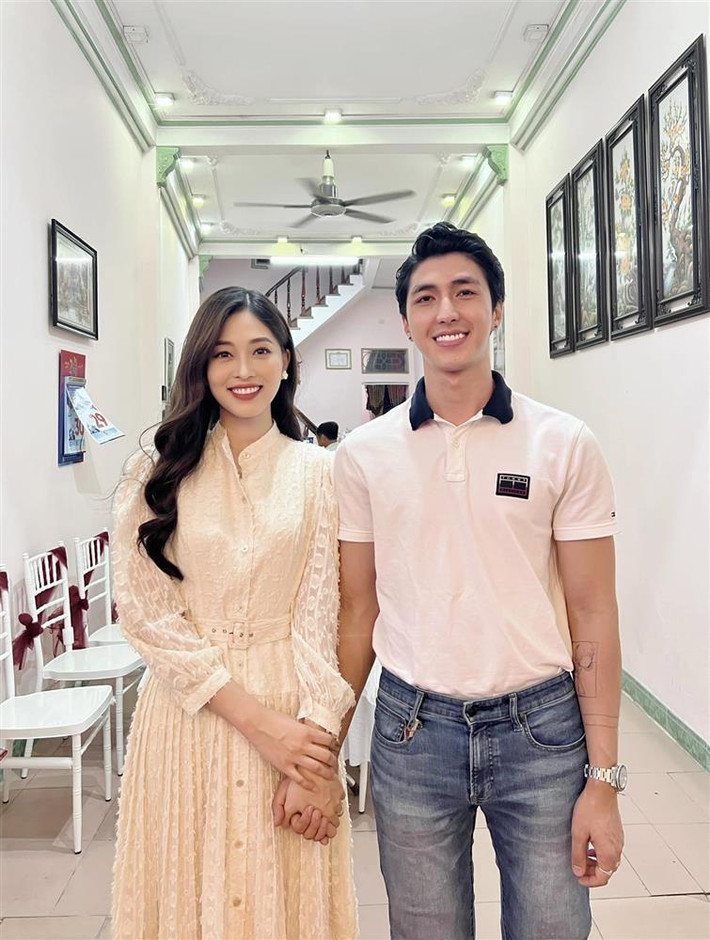 am diễn viên trêu chọc hôn thê: "Chúc mừng bạn đã có tên trong gia phả nhà tớ nhé. Rồi, chụp xong rồi, vào rửa bát nào".