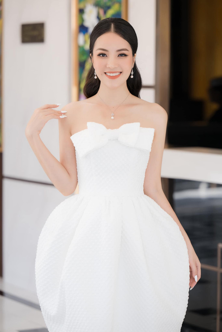 Á hậu Thụy Vân như nàng công chúa với đầm cúp ngực trắng.