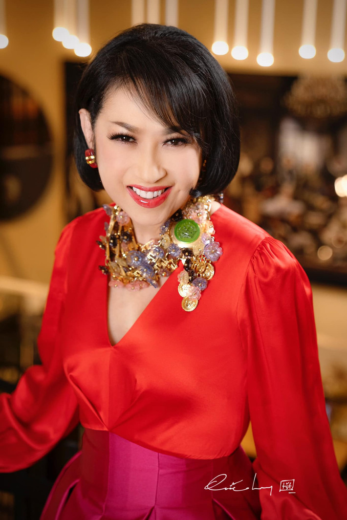 Danh ca Ý Lan trẻ trung, sang trọng với phụ kiện đeo trĩu cổ qua ống kính của nhiếp ảnh gia Quốc Huy.