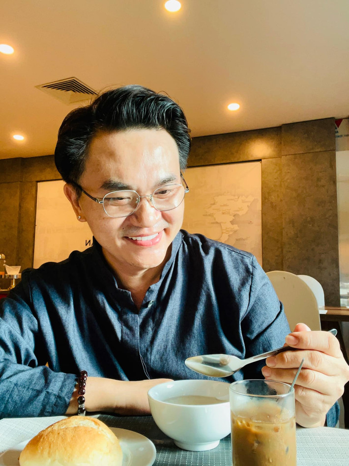 MC Đại Nghĩa thích thưởng thức bữa sáng.