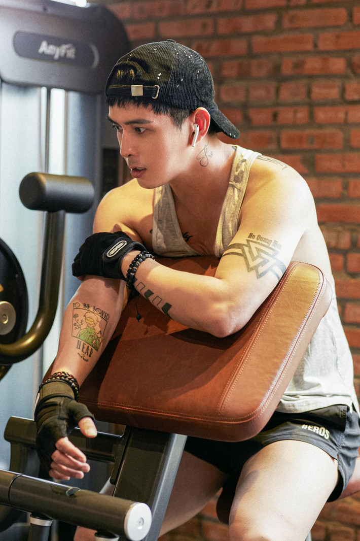 Trở lại phòng tập gym, ca sĩ Hồ Quang Hiếu chăm chỉ tập luyện.